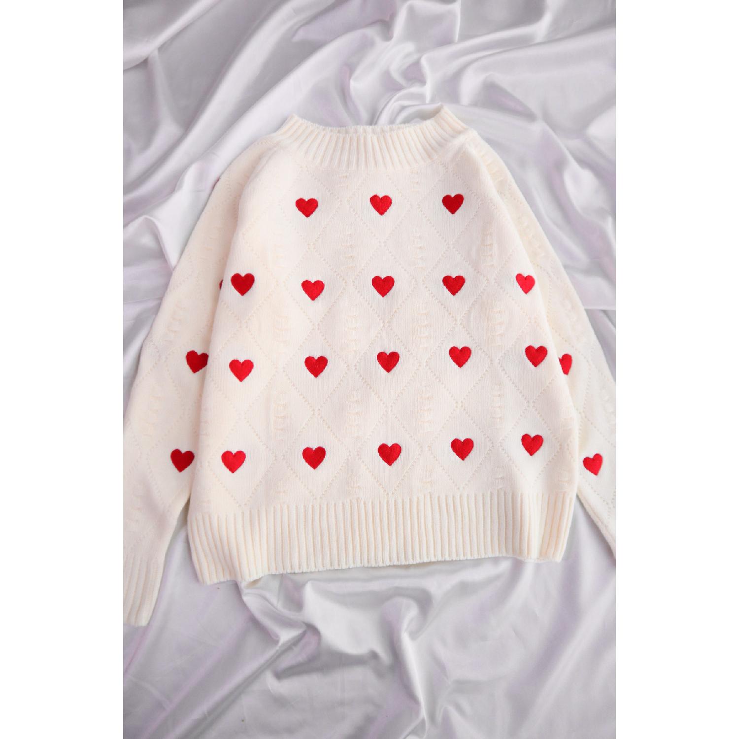 Белый свитер с сердечками