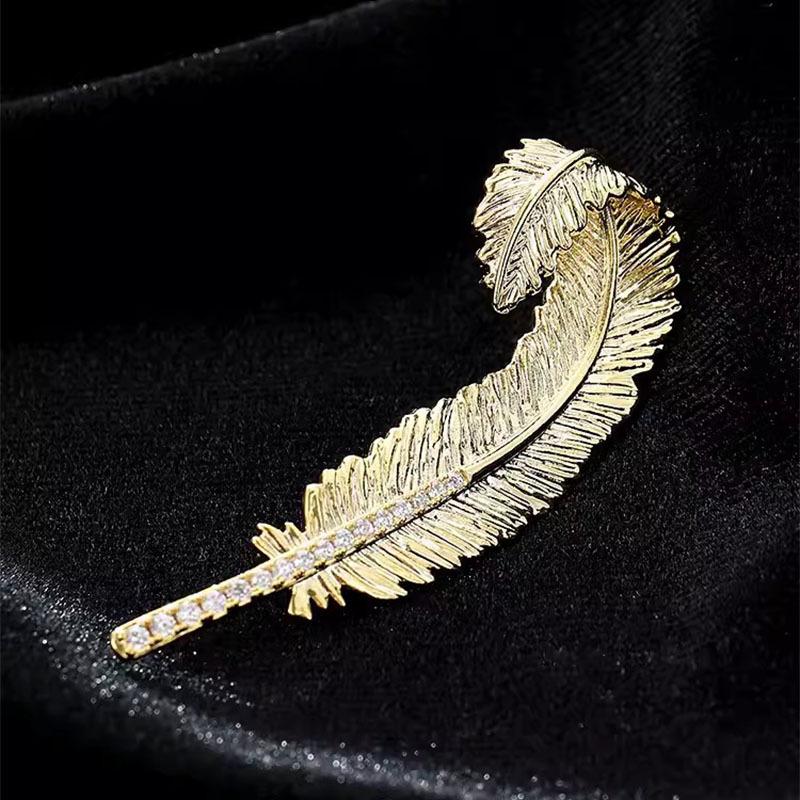 Court Style Retro Feather Brooch High-End Women'S Exquisite Versatile Corsage High-End Sense Pin Suit With Accessories