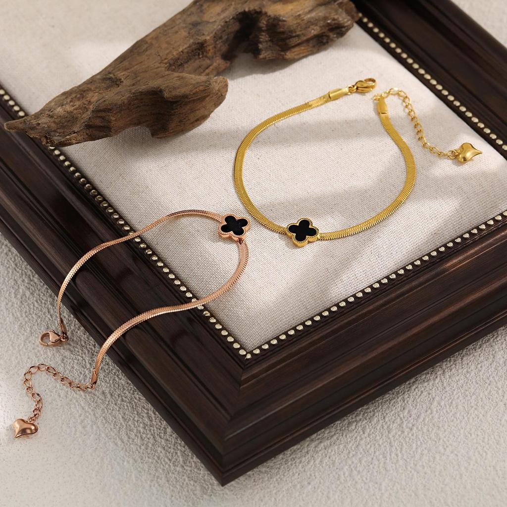 European Light Luxury Four-Leaf Clover Anklet, Titanium Steel Snake Bone Chain, Gold Beach Foot Jewelry for Women.