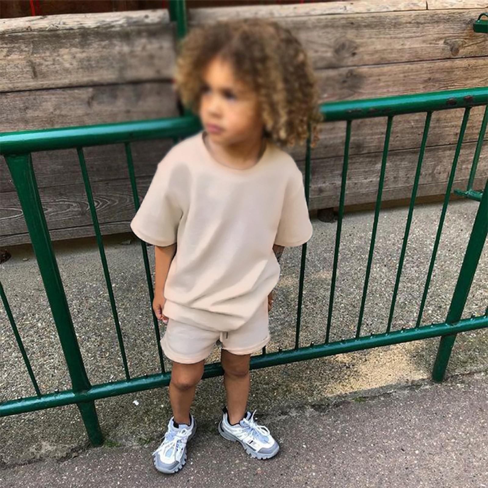 

Детский патриотический наряд - комплект из 2 предметов: короткий рукав и шорты для мальчика и девочки 80 бежевый