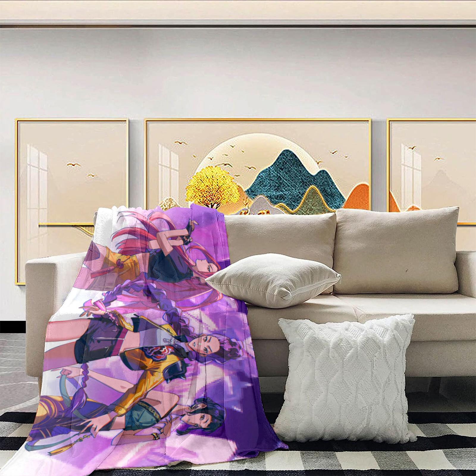 

Этот уютный плед украшен принтом «И» и «», вдохновленным девушками-ведьмачками, демонстрирующим персонажей в действии. One Size