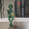 Funny Alien Statue Sculpture Garden Landscaping Yard Art Ornament Resin Beer Drinking Alien Sculpture Desktop Decoration