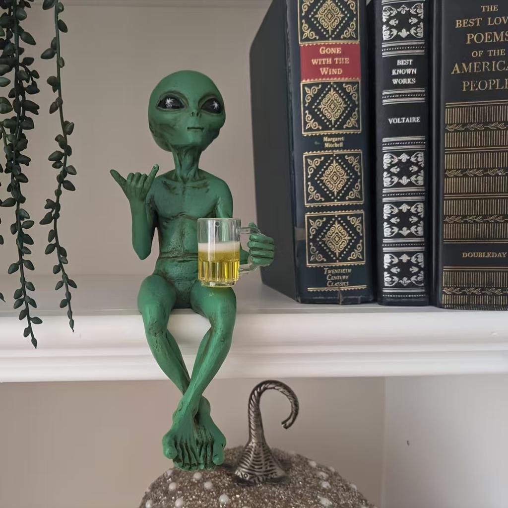 Funny Alien Statue Sculpture Garden Landscaping Yard Art Ornament Resin Beer Drinking Alien Sculpture Desktop Decoration