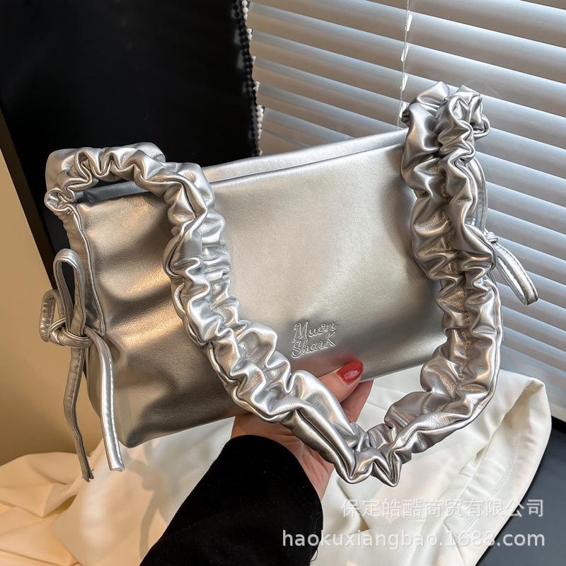 Large capacity bag women's summer 2025 new niche design pleated shoulder messenger bag casual commuter bucket bag