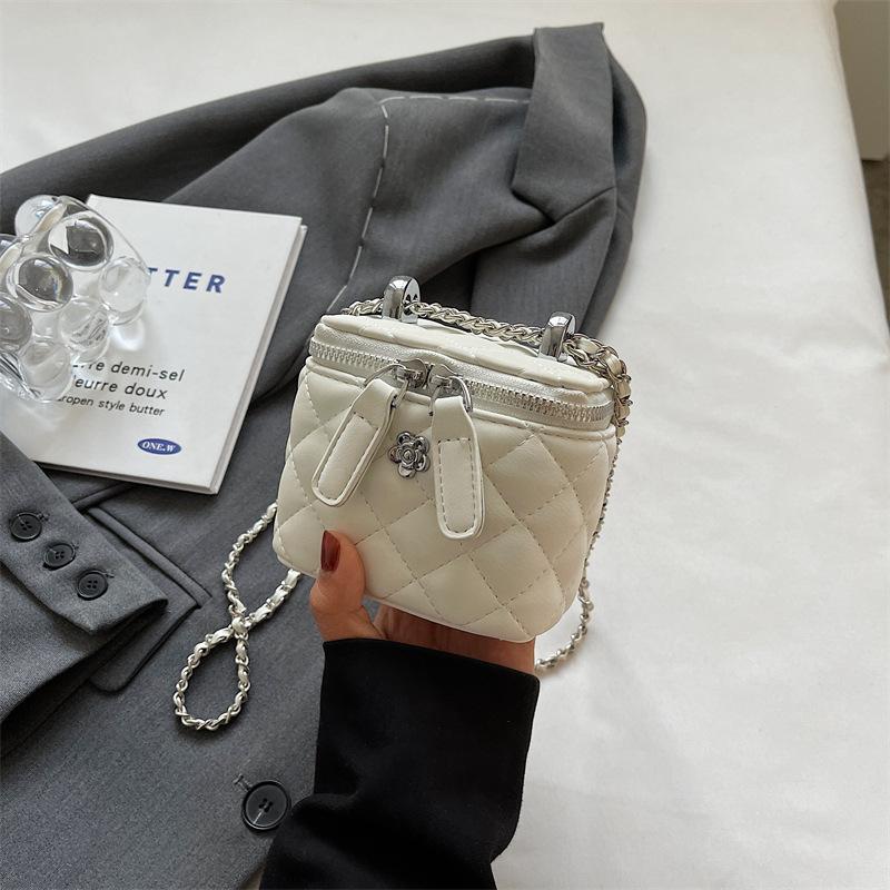 Rhombus Embroidery Thread Small Bag Women's 2025 New Summer Popular Versatile Chain Messenger Bag Small Square Bag