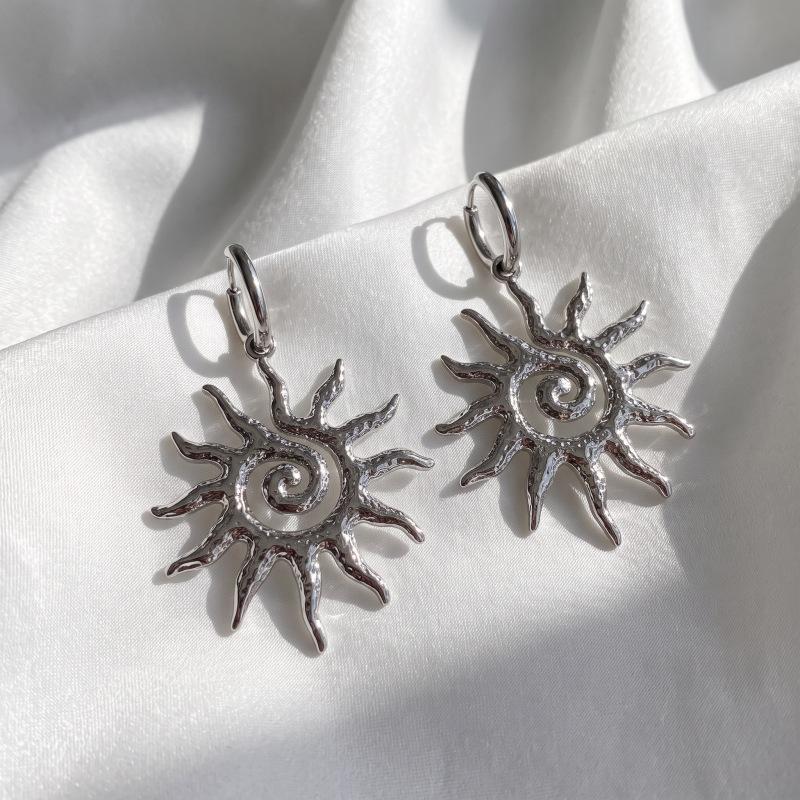 European and American spiral sun pendant necklace women's personality gold hollow pendant fashion simple neck chain
