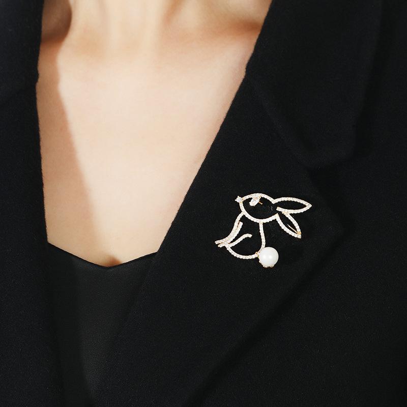 Simple Japanese Angora Rabbit Brooch Girls Cute Zodiac Year of the Rabbit Crystal Pin Exquisite Suit Accessories Tide