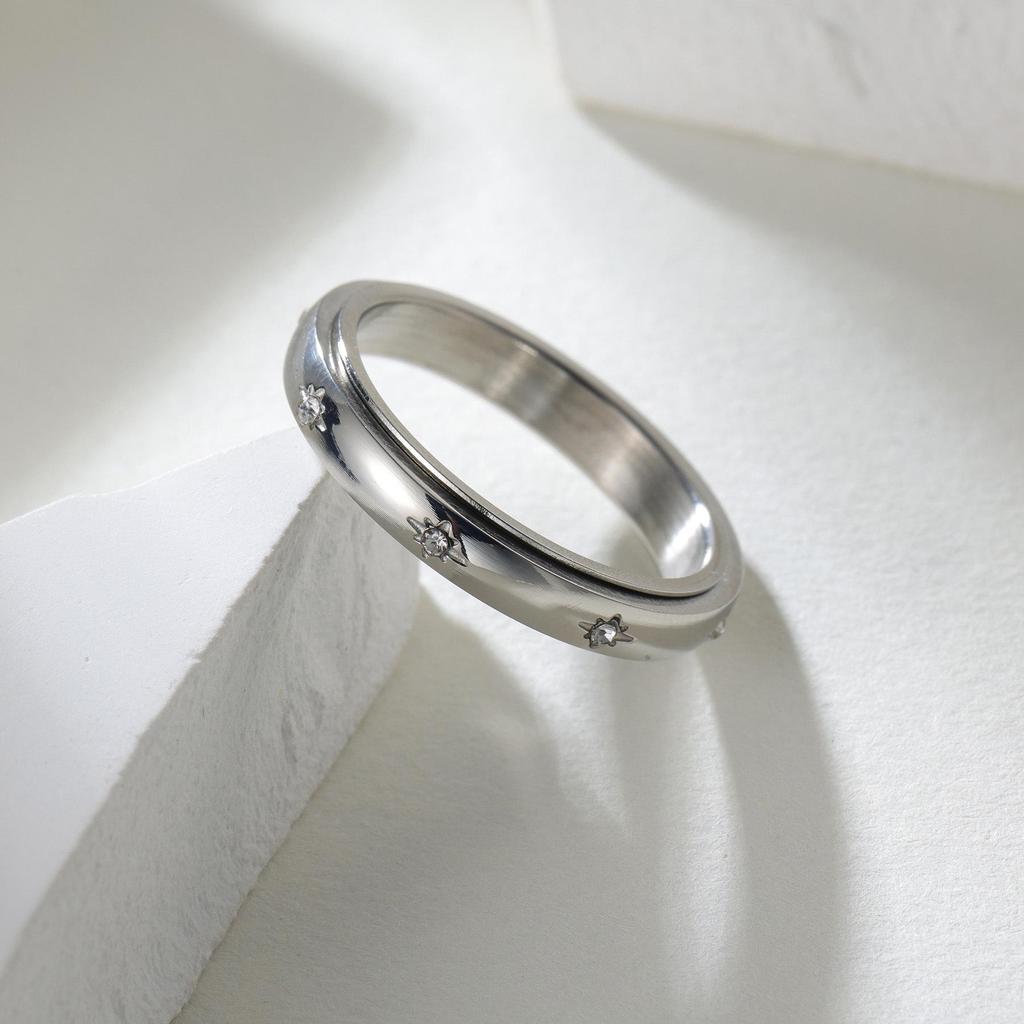 Nový dámský prsten z titanové oceli s otočným diamantem - Jednoduchý, jedinečný design