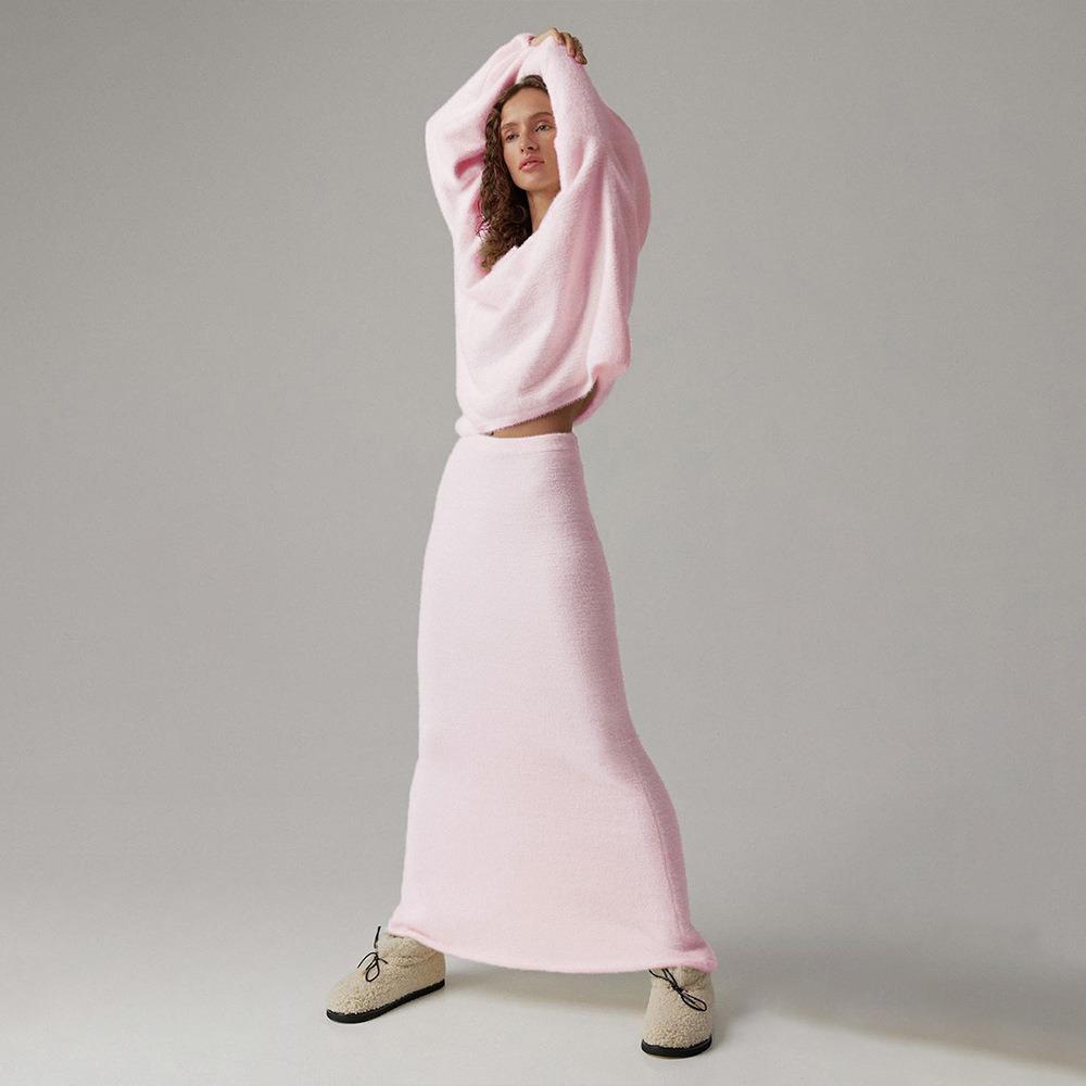 Dámský podzimní a zimní jednoduchý pletený svetr s výstřihem do V a sukní do poloviny těla