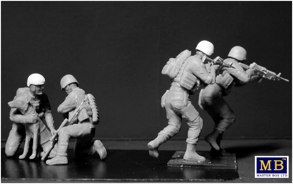 Master Box 1/35 Scale Plastic Model Kit (4 Modern American Soldiers + Dog) Middle East Military Working Dog Rescue (MB35181)