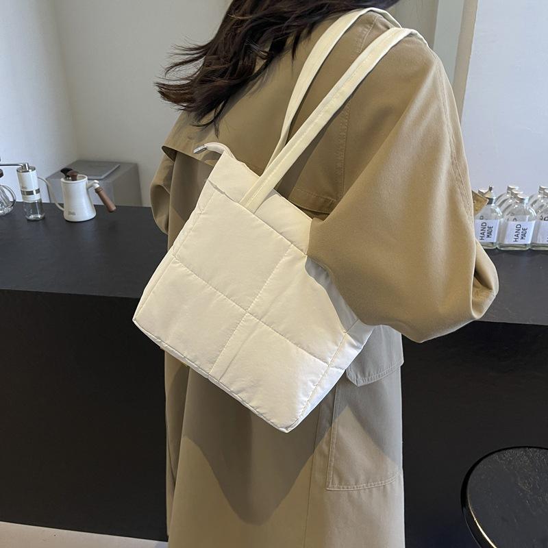 2025 new cotton bag fashion solid color simple casual commuting shoulder bag light niche car stitching handbag