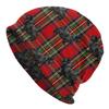 Scottie-Hund auf rotem schottischem Tartan, modische Beanie für Erwachsene, die mühelos vom morgendlichen Pendeln zu abendlichen Spaziergängen übergeht und dabei ein sauberes