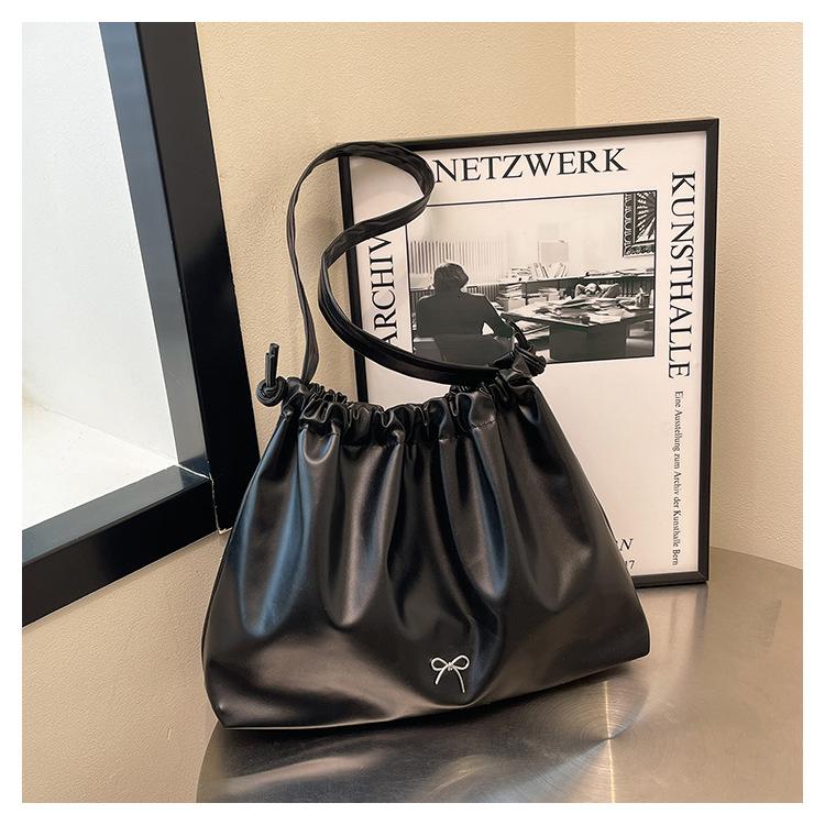 

2026 New Soft PU Leather Oversized Shoulder Bag Crinkle Drawstring Closure Undeerarm Bags for Women Lightweight Everyday Use