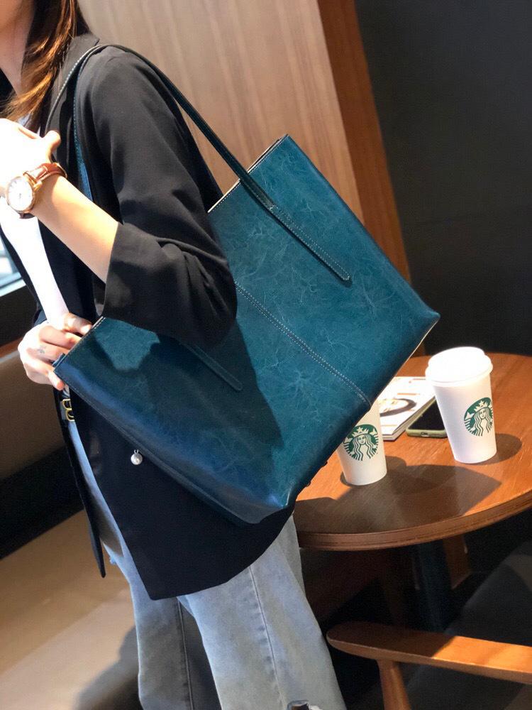2025 Retro Cowhide Leather Tote: Large Capacity Women's Versatile Commuting Shoulder Bag