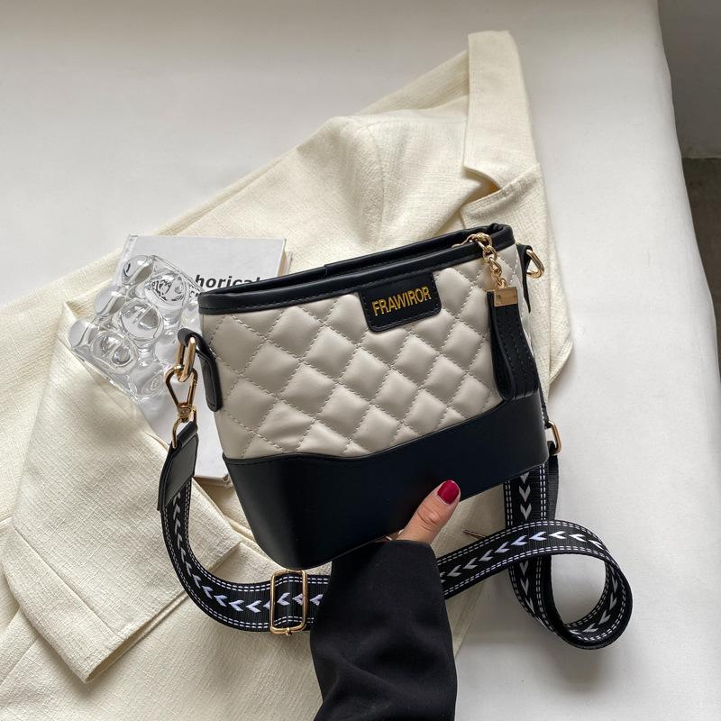 Niche diamond stray bag 2025 new contrasting colors popular wide shoulder strap messenger bag fashionable and simple shoulder bag