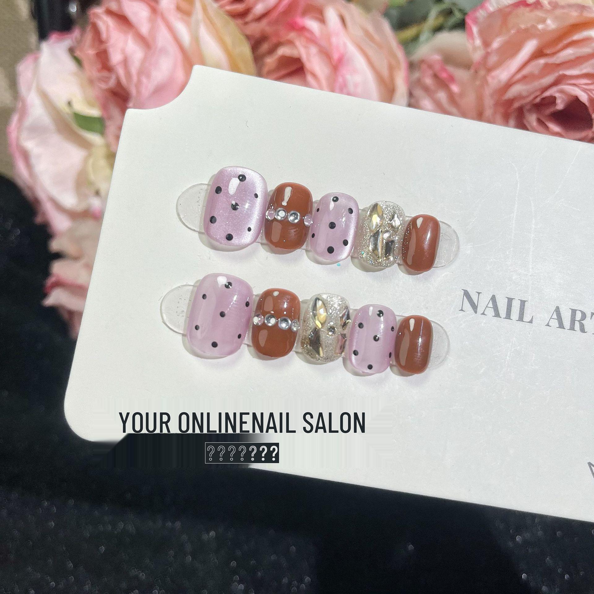 

Расписанные вручную черно-белые ногти-стилеты в горошек со стразами - короткая длина Large