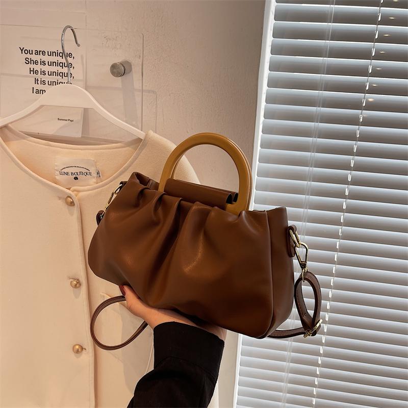 Мягкая кожаная плиссированная сумка Cloud — фото 9