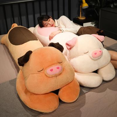 Süßes kleines Schweinchen-Puppenmädchen, das mit Kissen auf dem Bett schläft, riesiges Schweinchen-Puppenkissen, Plüschtierpuppe
