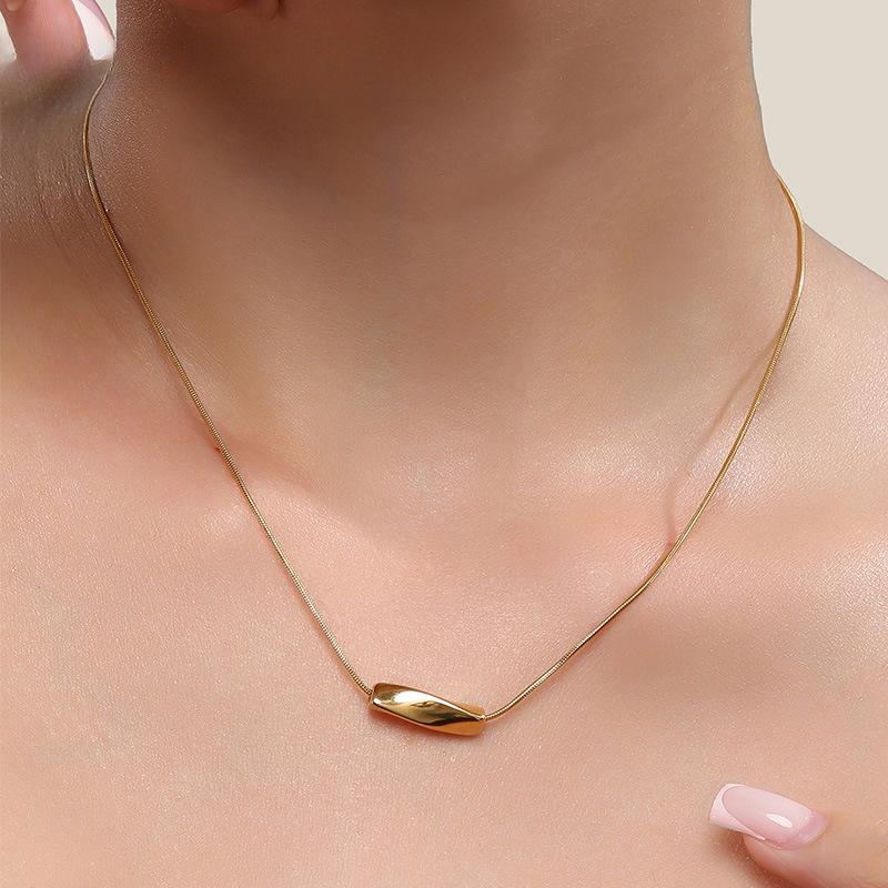 ins wind Mobius pendant necklace women do not fade light luxury niche collarbone chain