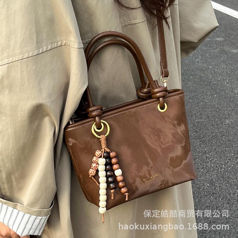 This year's popular small bags are women's autumn and winter versatile 2025 new retro simple messenger bags, portable bucket bags