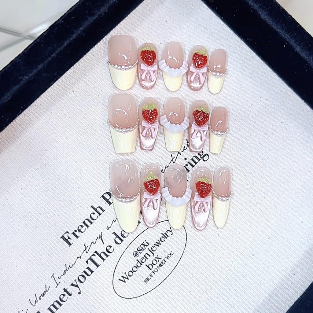 Pure Hand-made Pinching Technology New Style Zhizhimeiberry Hand-painted Three-dimensional Strawberry Cat Eye Nail Art Patch