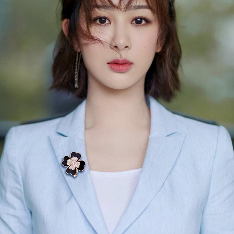 Black Four-Leaf Clover Brooch, High-End Femininity, Fashionable Diamond-Encrusted Brooch, Anti-Light Pin, Clothes And Accessories.