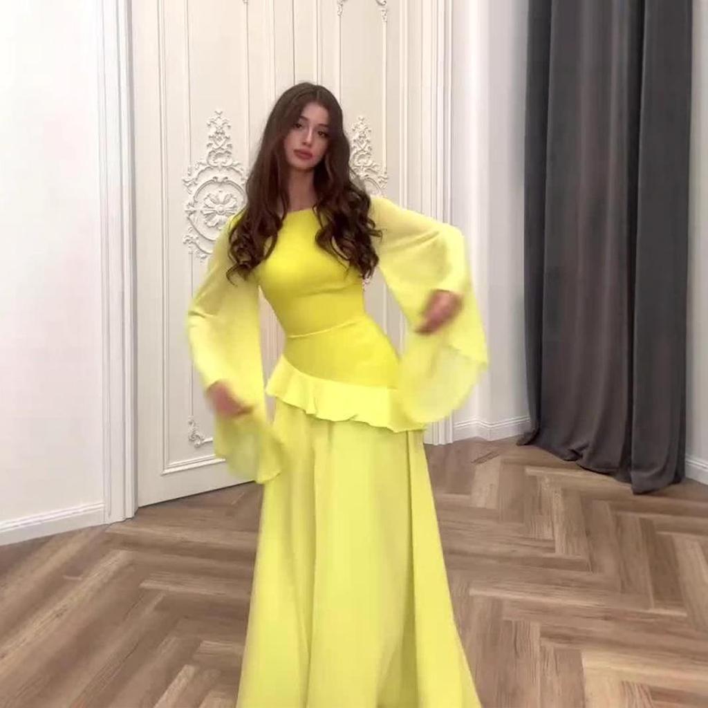 Sukienka w stylu dworskim na jesień 2024 r. z rękawami dzwonkowymi i falbanką