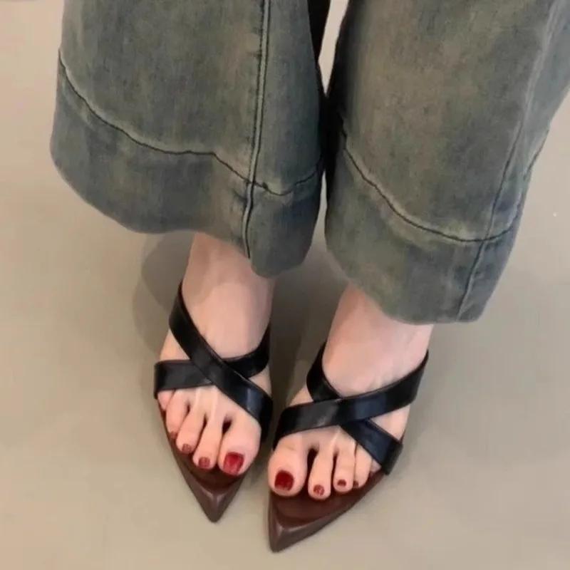 Módní Retro Špičaté Špičky Temperament Křížový Pásek Klínkové Sandály Dámské Boty 2025 Nový Leopardí Vzor Francouzské Otevřené Špičky Sandály na Vysokém Podpatku