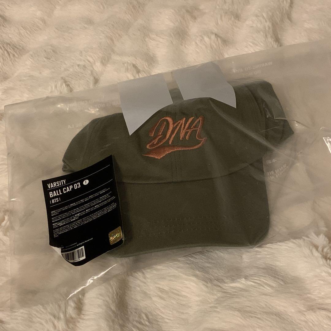 

[Б/У] Кепка с вышитым логотипом BTS DNA