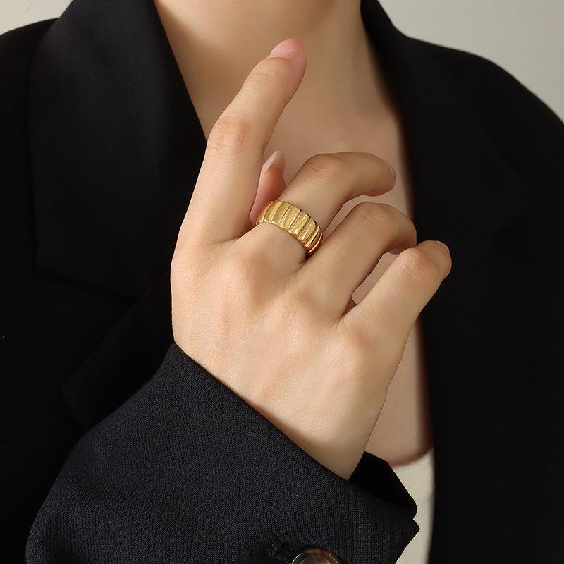 Marke Europäischer Stil Gerippter Streifen Offener Zeigefinger Ring - 18 Karat Gold Titanstahl Schmuck