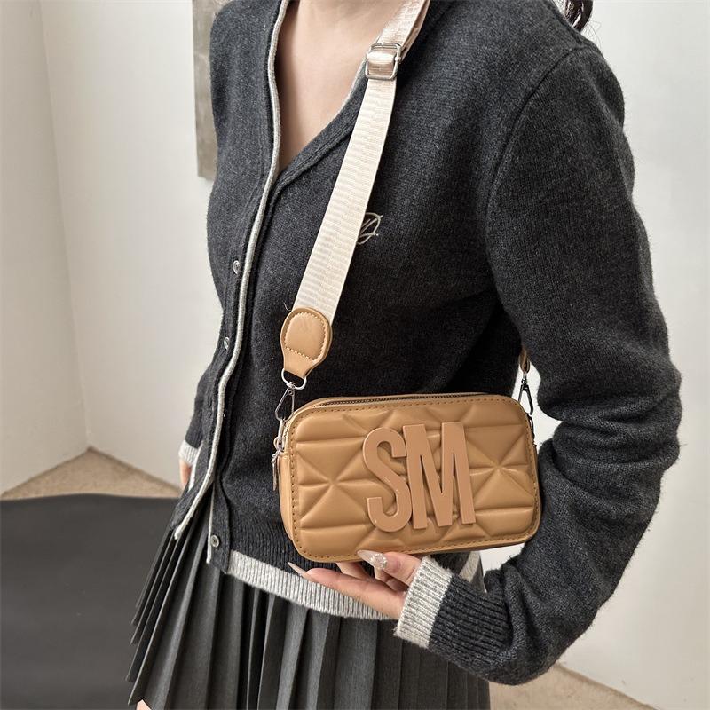 Fashion and high texture early spring new niche letter camera bag shoulder messenger bag trendy temperament small square bag