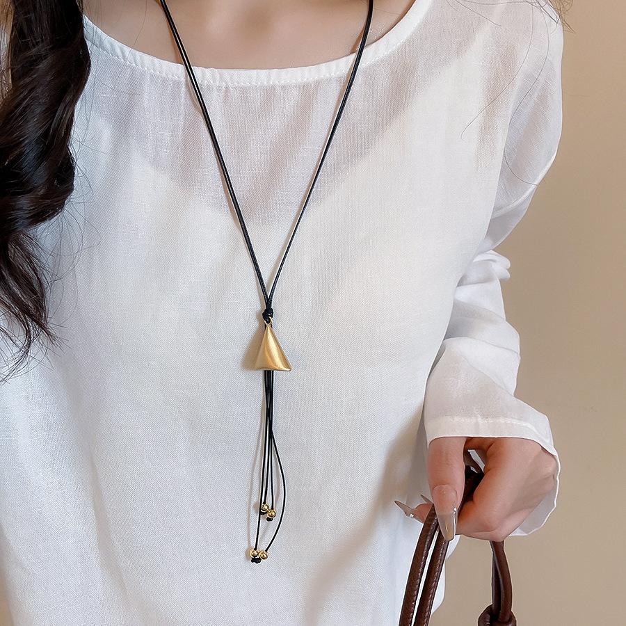 

Simple Matte Triangle Pendant Long Necklace for Women High-End Versatile Pull-Out Sweater Leather Rope Chain Daily Wear New