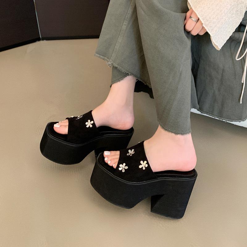 11CM dicker Absatz High Heels wasserdichte Tisch Muffin dicke Sohle Wildleder Blume Fischmaulschuhe kleine Höhenzunahme coole Hausschuhe Frauen