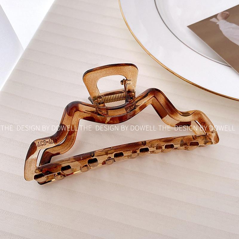 Chic And Stylish Hair Claw Clip For Women In Elegant Pastel Colors And Designs