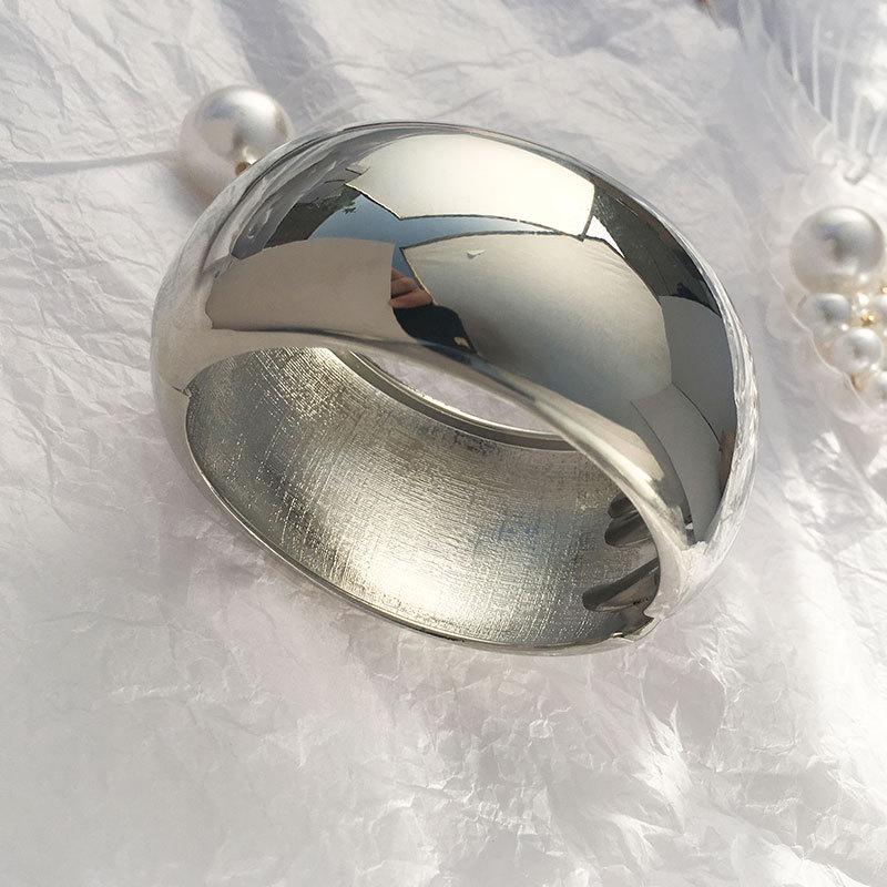 Classic Drum-shaped Spring-Opening Wide-edged Alloy Bangle