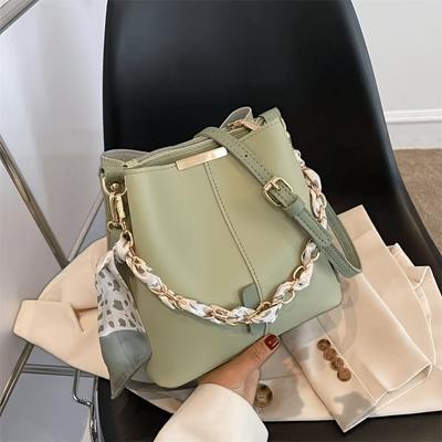 Elegante Borsa a Secchiello con Tracolla Regolabile, Chiusura a Zip Dorata e Tracolla Decorativa a Catena, Stile Minimalista per Donna, Borsa Versatile