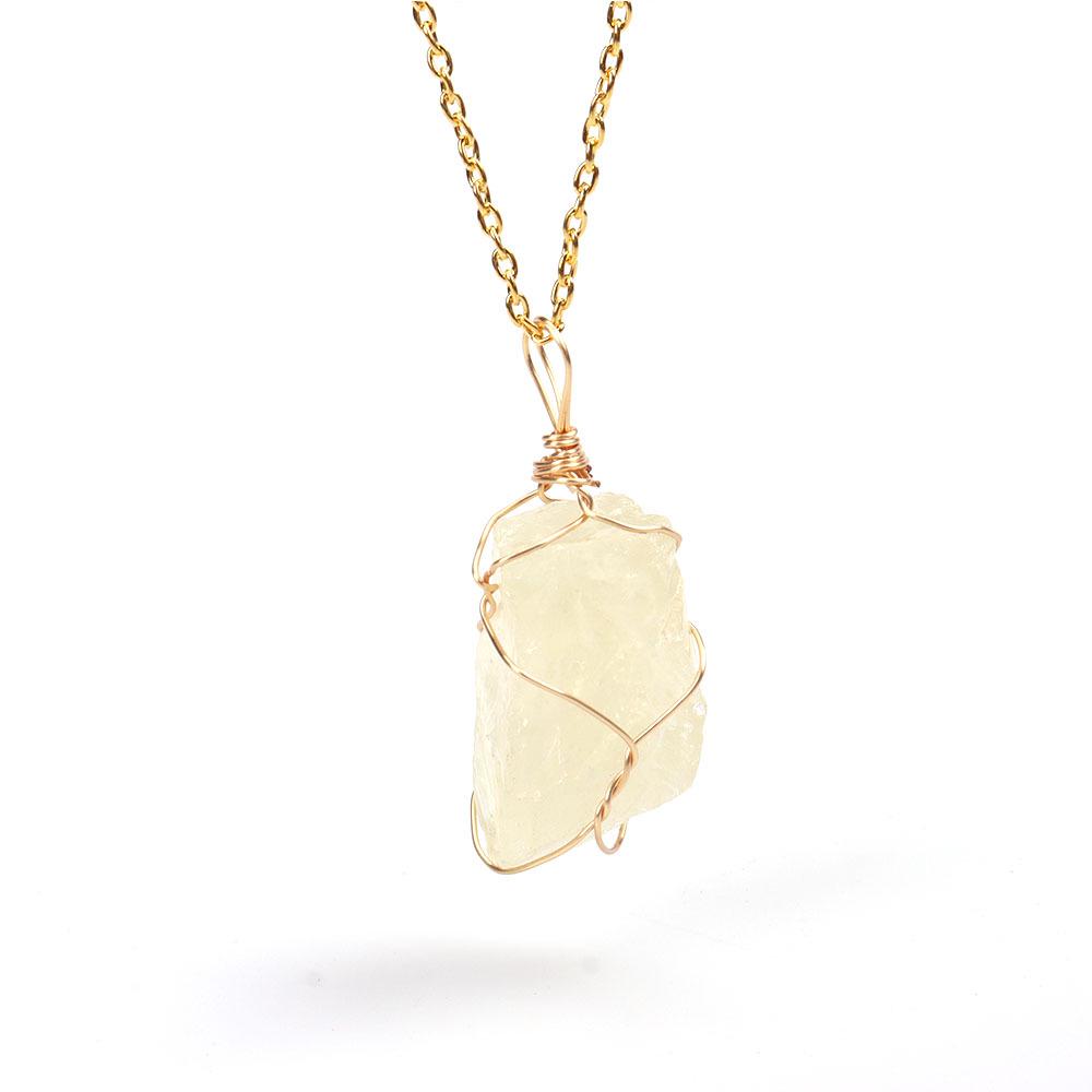 Colier cu pandantiv cu ametist: Piatră brută neregulată cu împletitură din sârmă aurie