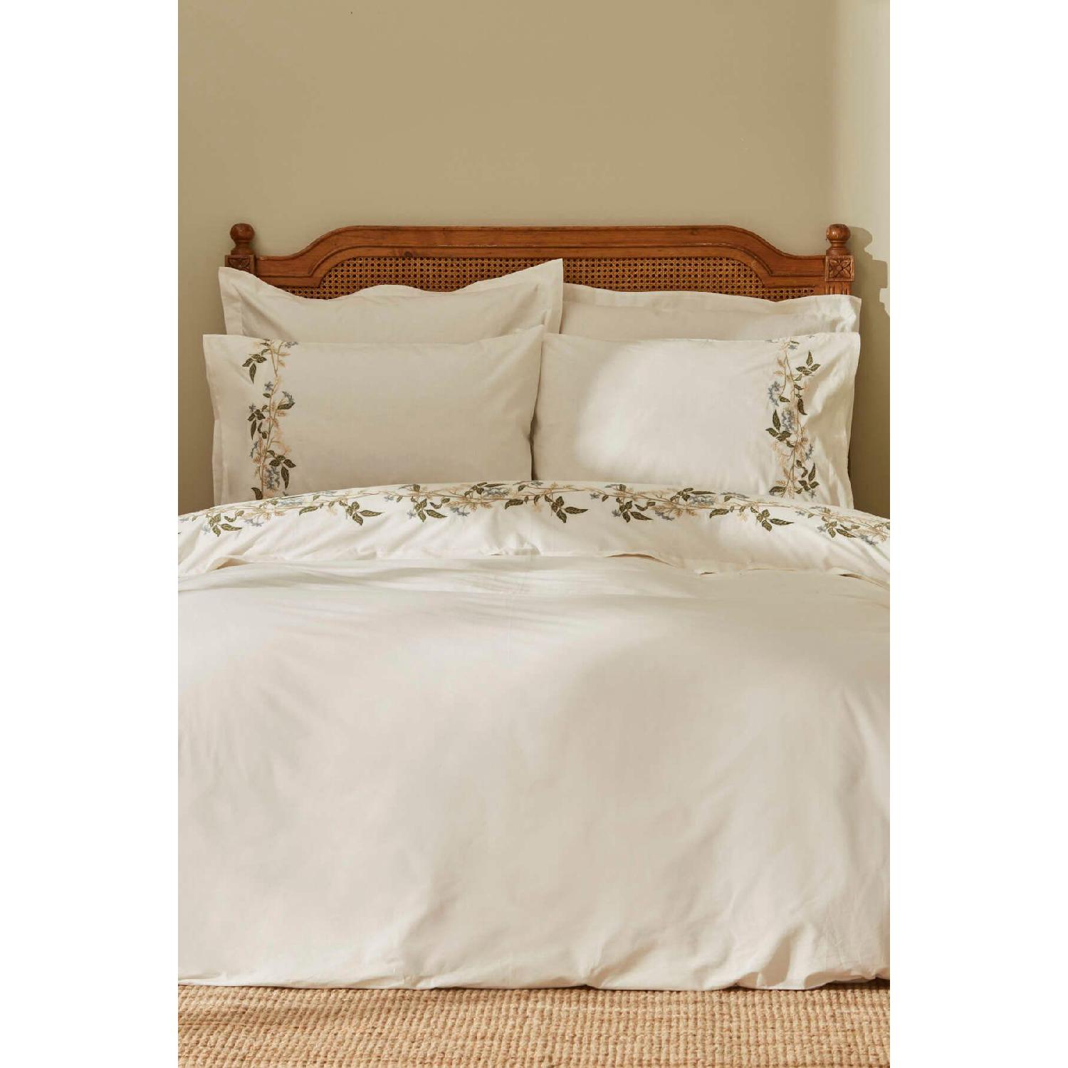 

Підодіяльник Nancy 100% бавовна з подвійною вишивкою, білий білий