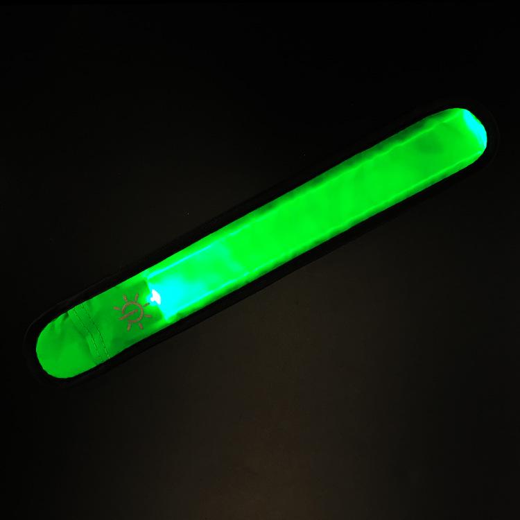 

LED Pat-Activated Glowing Wristband - Flashing Night Sports Band зелений
