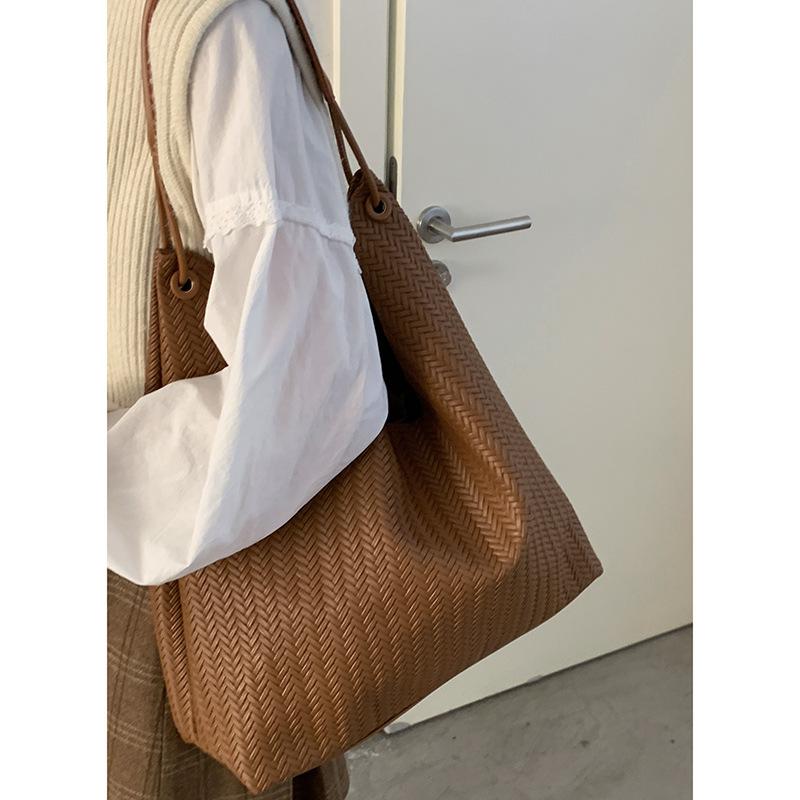 

Retro large-capacity underarm bag women s bag 2025 new simple tote bag versatile shoulder bag one piece delivery коричневый