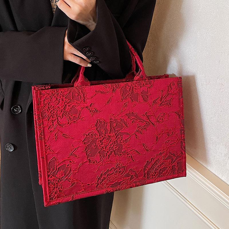 Embroidered Hand-held Wedding Bag As A Souvenir A Fashionable Large-capacity Exquisite Bride's Bag