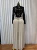 Elegantes Abendkleid mit hohem Bund, langen Ärmeln, Spitze und plissiertem Rüschenrock
