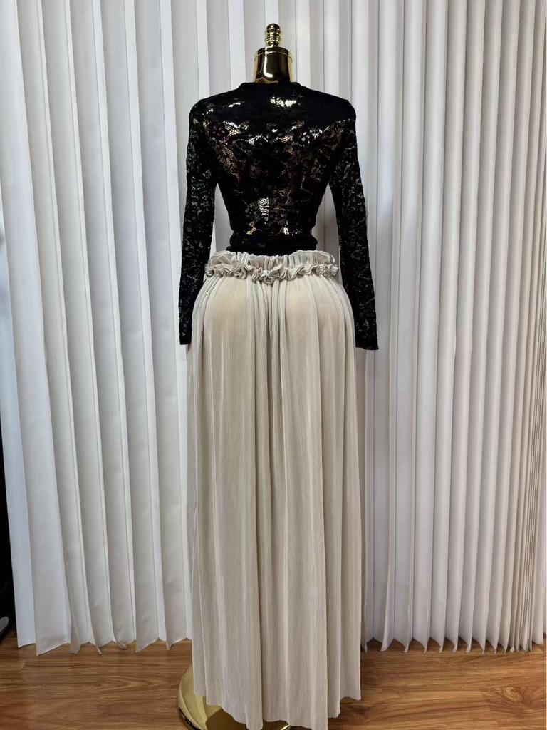 Elegantes Abendkleid mit hohem Bund, langen Ärmeln, Spitze und plissiertem Rüschenrock