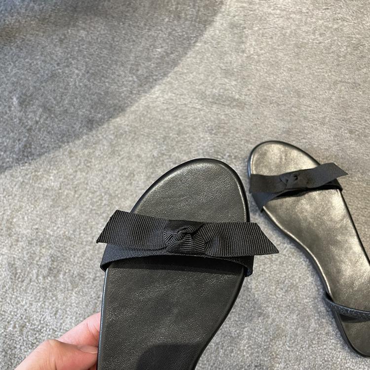 2025 Sommer neue Schleife einfache flache Schuhe mit Sandalen Leder coole Hausschuhe Damenmode