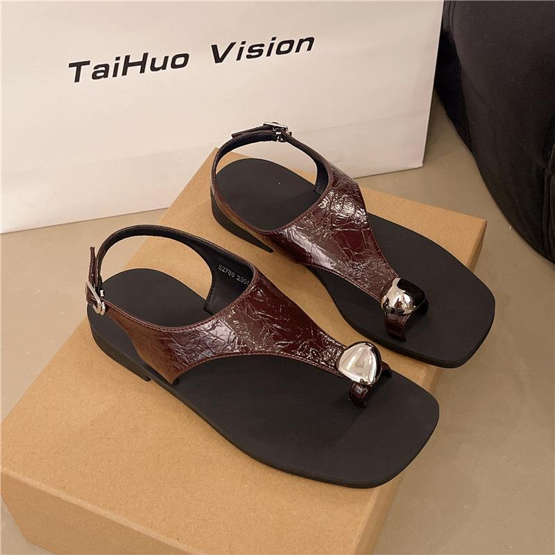 Retro metal buckle flat bottom cover toe sandals women wear summer new pinch toe sandals