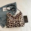 Simple large-capacity bag 2025 small fresh and fashionable leopard print plush tote bag atmospheric fluff shoulder bag women's bag