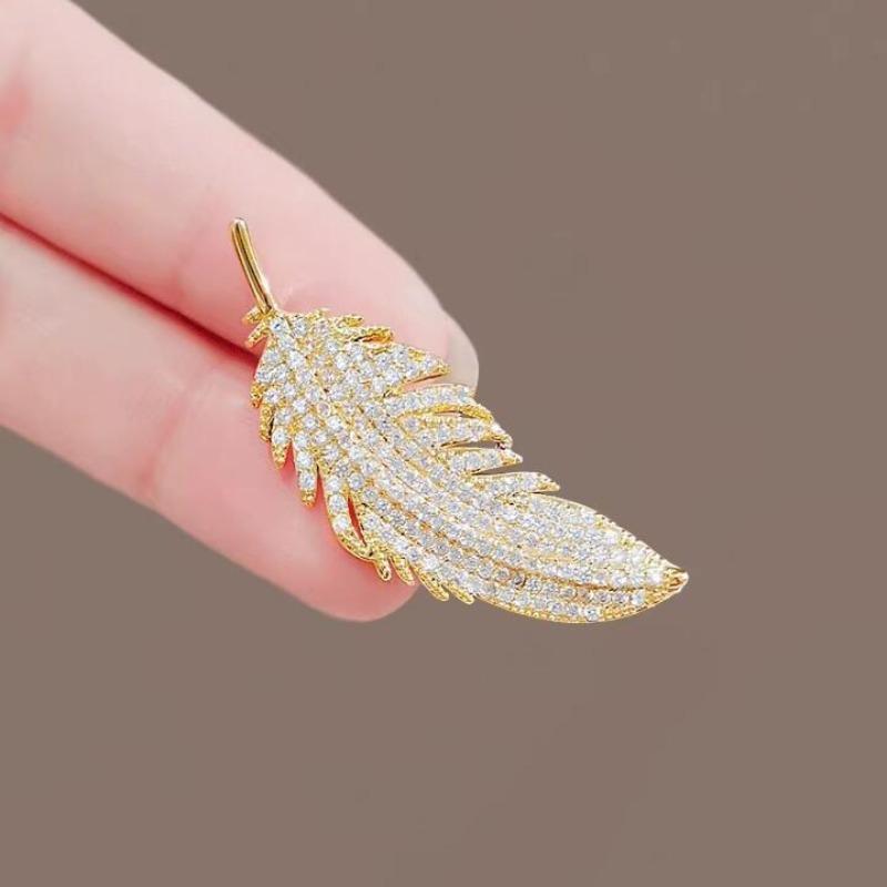 1Pc Feather Brooch Temperament Exquisite Leaf Chest Flower Suit Jacket Coat Accessories Birthday Party Jewelry Gifts
