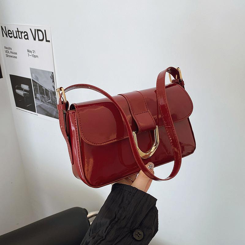 

2025 new underarm bag high value versatile shoulder messenger bag niche Korean fashion bright leather small square bag бордовый