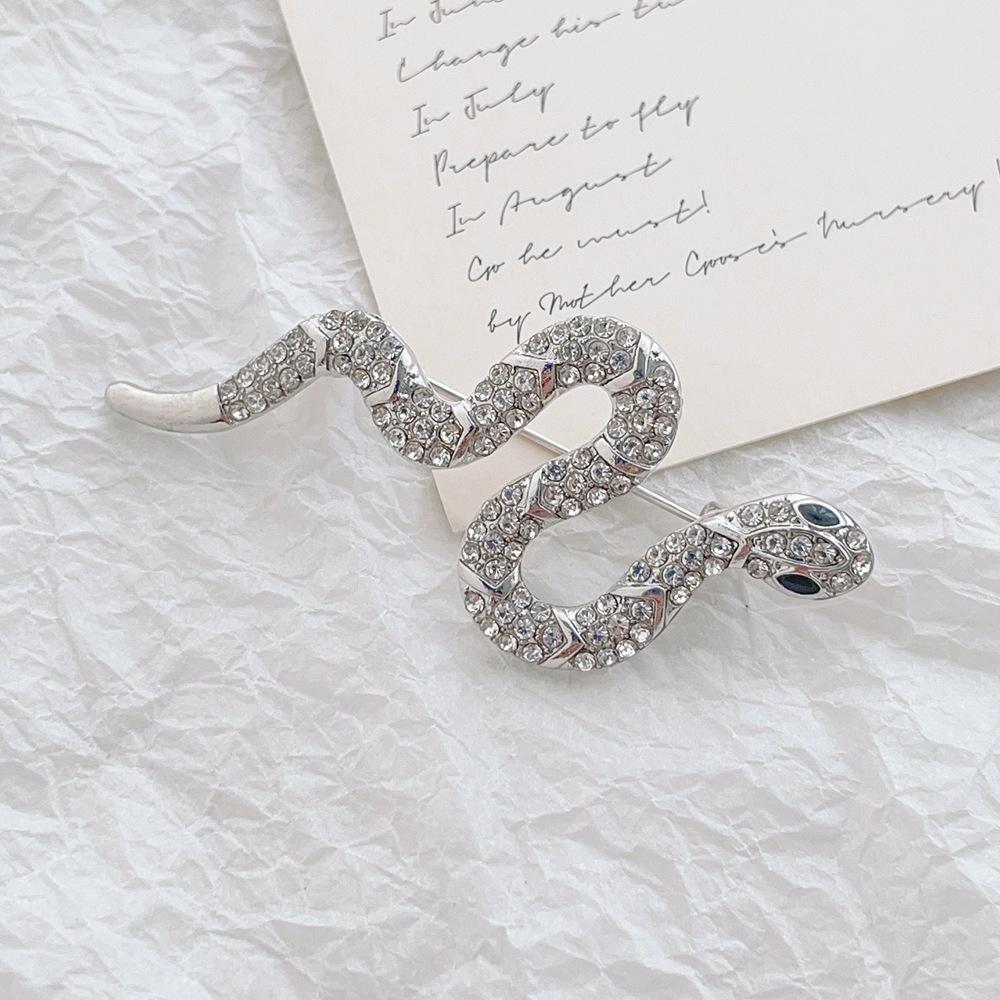 

Luxury Rhinestone Alloy Snake Brooch Retro 2 Colors Simulation Crystal Animal Brooch Pins Women Men Fashion Zircon Accessories