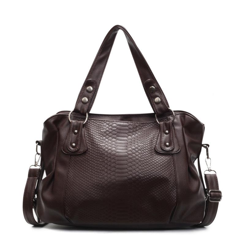 

2025 new women s bag European and American texture portable commuter underarm tote bag large capacity shoulder messenger bag темно-коричневого